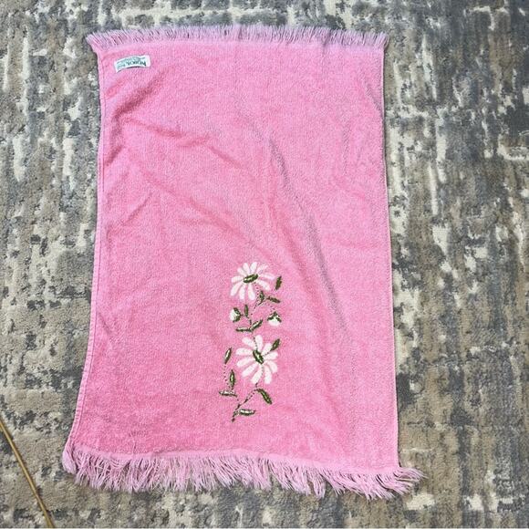 Vintage Pequot Pink Fringe Embroidered Daisy Bathroom Hand Towel - Picture 2 of 5